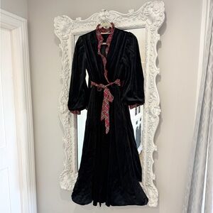 Komar vintage-style black velour dressing gown robe